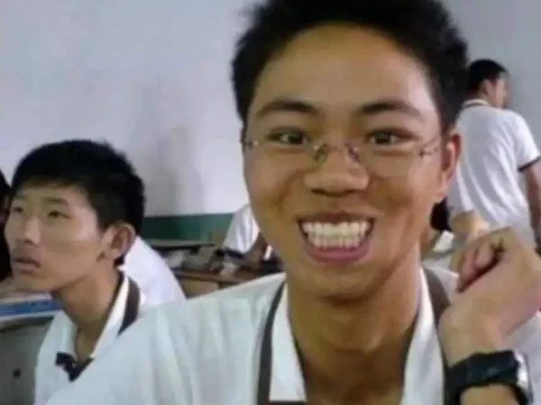 还记得当年的龅牙哥和茫然弟吗？那些表情包是我们满满的回忆！