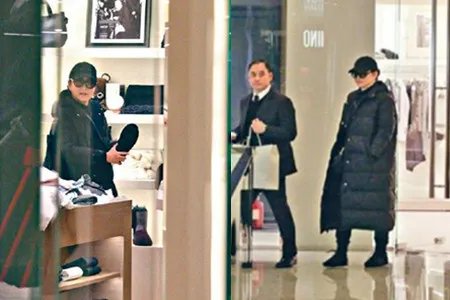 林青霞约姐妹逛街 冻龄女神元气满满