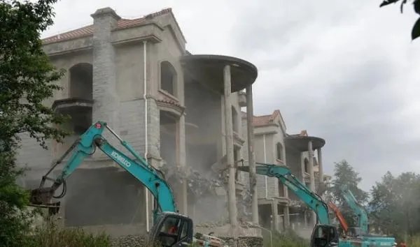 对于云南大理55栋高尔夫别墅被拆除一事,你有何看法?