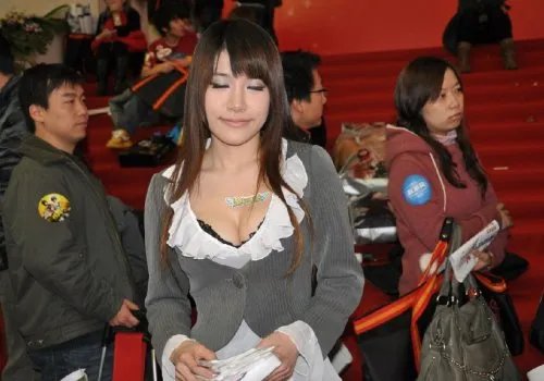 【跟踪】梦情女秘书“毛毛”现场走秀（多图）