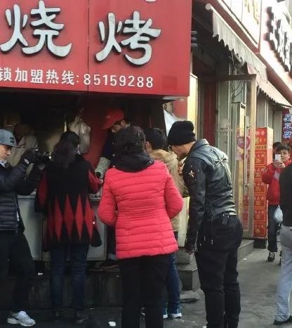 有哪些明星接地气不修边幅吃路边摊被抓包?