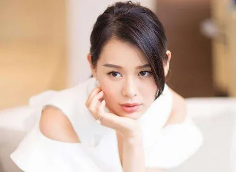 胡杏儿因不当言论翻车，多年来的好人缘不复存在，言行真的很重要，啥情况？