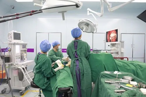 90后美女乳房垂成“高低胸”