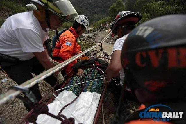 如何看待游客悬崖自拍跌落事件？