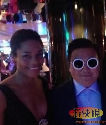 假鸟叔现身戛纳骗吃骗喝 接受采访合影邦女郎