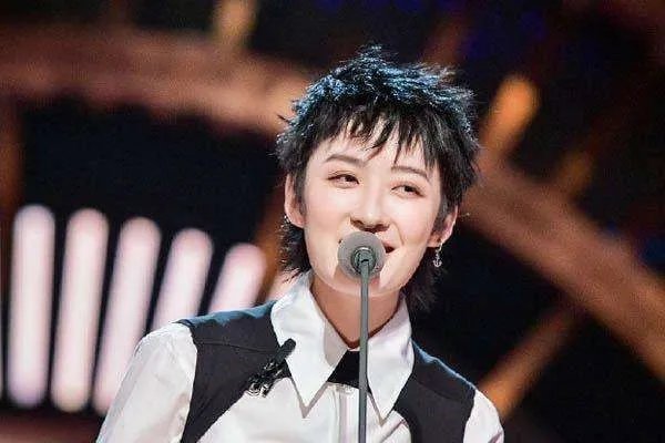 前有歌手曾轶可机场事件，后有演员刘露火车站事件，这些艺人到底怎么了？