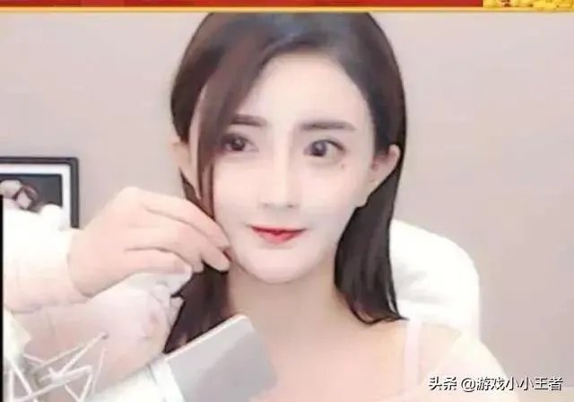 虎牙古阿扎直播肩带掉落,是”事故“,还是有意为之?弹幕满屏问号,对此你怎么看?