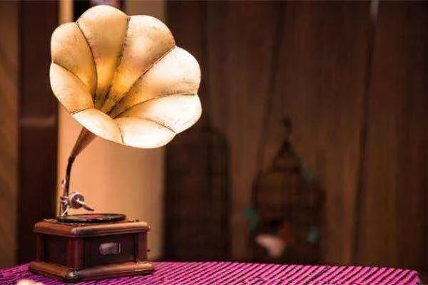 物理老师是如何运用纸杯留声机留声的呢?