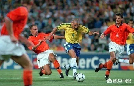 九八年世界杯上，巴西队和荷兰队哪个队的整体实力会更强一些？