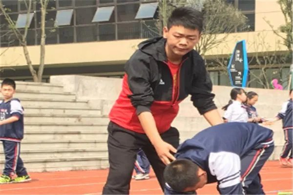 关于体育老师当班主任遭投诉一事，教育部是怎么回应的？