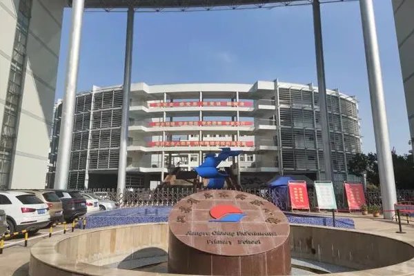 启东实验小学三名学生跳楼事件引发热议,学校在此事中有哪些责任?