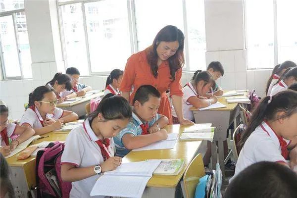 代表建议让学生在校内完成家庭作业，这一建议有可行性吗？