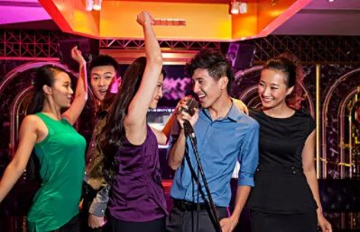 郑州一醉酒男子走错KTV包房成气氛组,为何有的人醉酒后像是换了一个人?