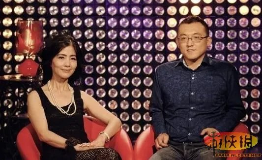 非诚勿扰51岁女嘉宾牵手小17岁帅哥 吐槽不断