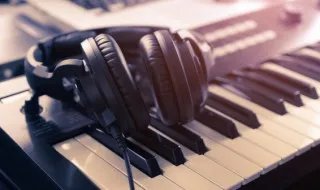 日出东方歌词 日出东方歌词谭晶