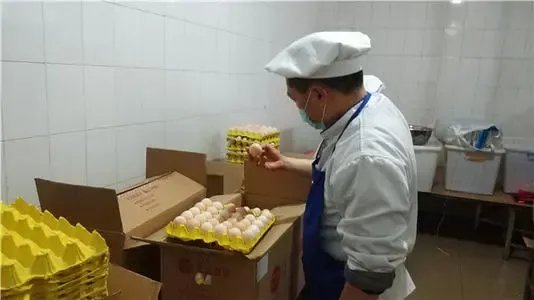 河北一家长反映食堂卫生问题被拘,校方对此事做出了什么回应?