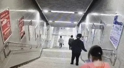 对于女孩地铁站下楼玩手机摔倒一事，你怎么看？