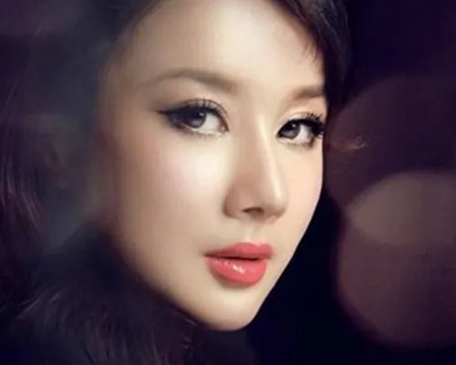 古典美女孙菲菲踩裙门事件 揭秘走光全过程