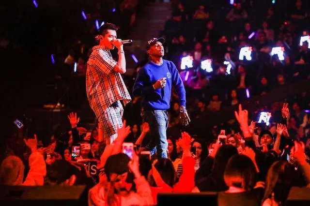 2017年双11晚会吴亦凡和老外唱的什么歌？