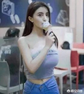 虎牙古阿扎直播肩带掉落,是”事故“,还是有意为之?弹幕满屏问号,对此你怎么看?