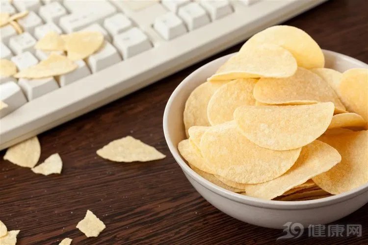 港消委：薯片等70款零食检出致癌物，危害多大？世卫组织提醒了