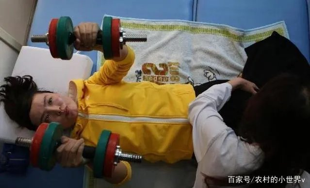 “最美教师”张丽莉为救学生失去双腿，主动向丈夫提离婚，现状如何？