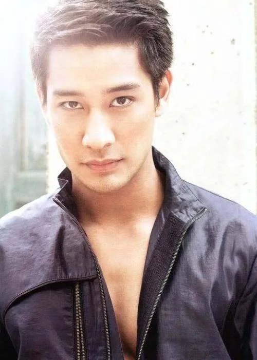 电视剧《妒海》男主角是谁？