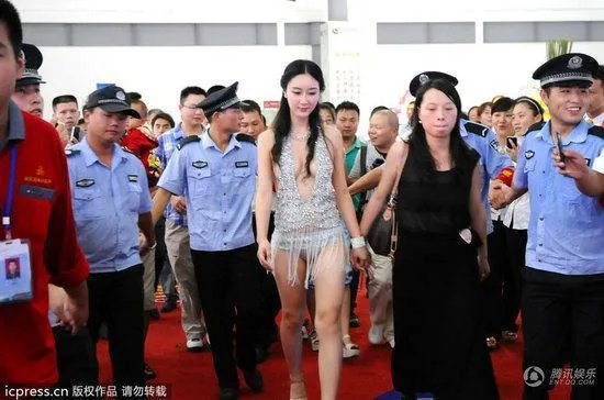 “湿露露”深V爆乳装亮相车展 尺度更胜干露露