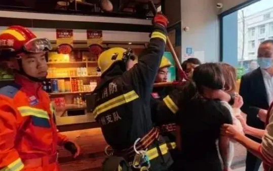 两女子喝酒怕对方溜走用铁链锁一起，钥匙扔厕所，最后是如何脱困的？