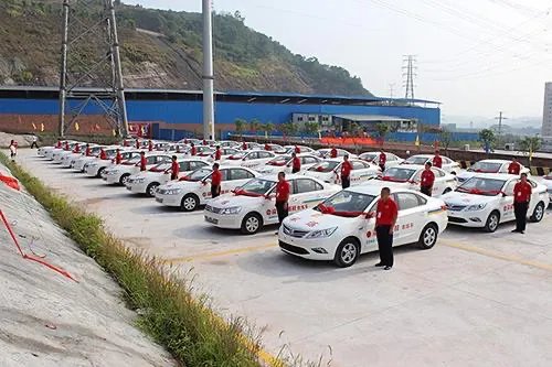 重庆一驾校把练车场设在7层楼顶，可能会引发哪些危险？