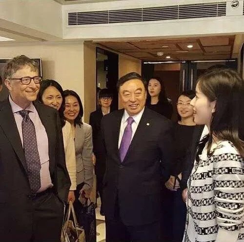 章泽天亮相时装周 奶茶妹妹频繁出镜