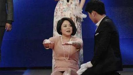 《非诚勿扰》“爆灯姐”丁东丽：两次爆灯却反悔，如今怎么样了？