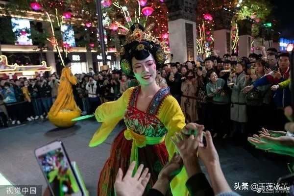 大唐不夜城的不倒翁如此火的原因是什么？