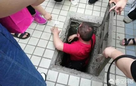 河南一考生入场前身份证掉下水井盖里,老师直接跳了下去取回身份证,你怎么看?