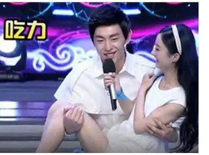 邓伦在快乐大本营抱赵丽颖的原因什么？