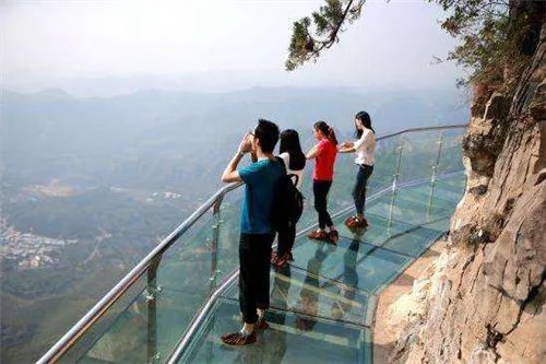 玻璃栈道碎裂特效太真  连男导游都吓哭、吓趴了！