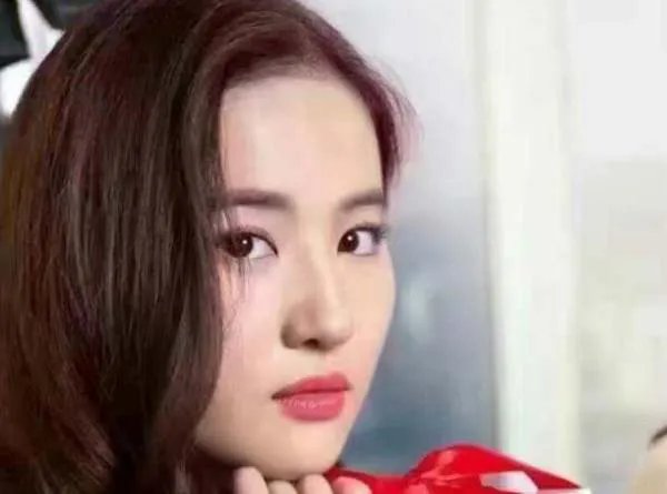 为什么大家一致认为刘亦菲五官一般，但气质却很好？