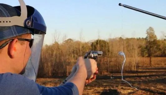 子弹都打不碎的“鲁珀特之泪”为何一捏尾部就碎了？