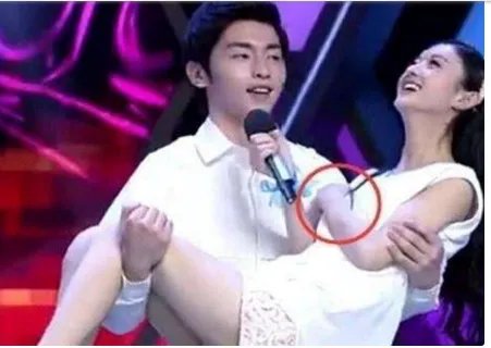 邓伦在快乐大本营抱赵丽颖的原因什么？