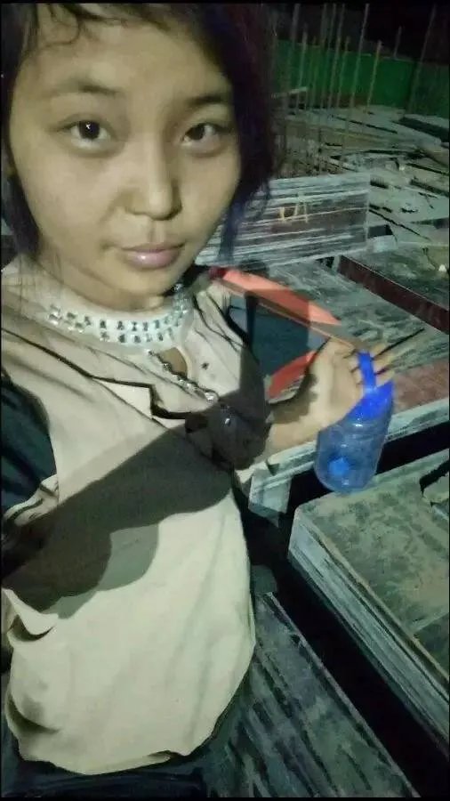 这位20岁工地女孩自拍，震惊了所有男人！！