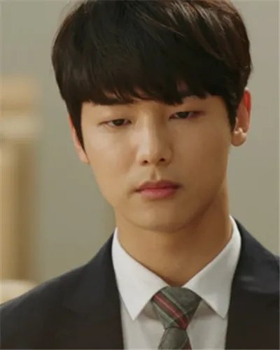 盘点姜敏赫演过的韩剧  《戏子》剧照雨中撑伞尽显浪漫