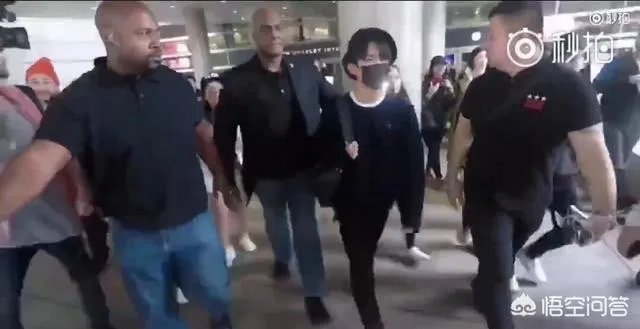 易烊千玺参加格莱美颁奖盛典，作为队长的王俊凯和主唱之一的王源为什么不参加？