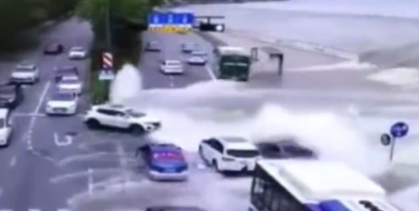 钱塘江潮水冲上路面冲跑车辆是怎么回事？