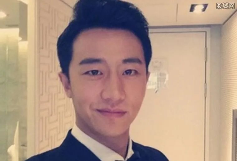 黄轩自曝单身4年 揭秘黄轩蒋雯丽车震真相