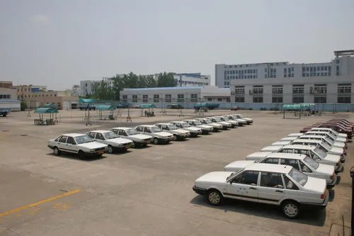 重庆一驾校把练车场设在7层楼顶，可能会引发哪些危险？