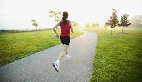 29岁小伙连续熬夜加班致急性脑梗，我们平时在生活中如何防范此类疾病？