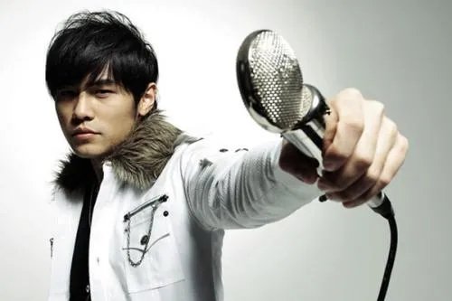 周杰伦被曝一晚三次违交规，周杰伦在大众眼里是个怎样的人？