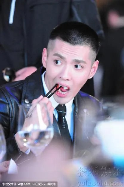 有哪些明星接地气不修边幅吃路边摊被抓包?