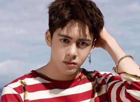 曾舜晞和吴磊怎么感觉长得一样，曾舜晞家里条件怎么样啊