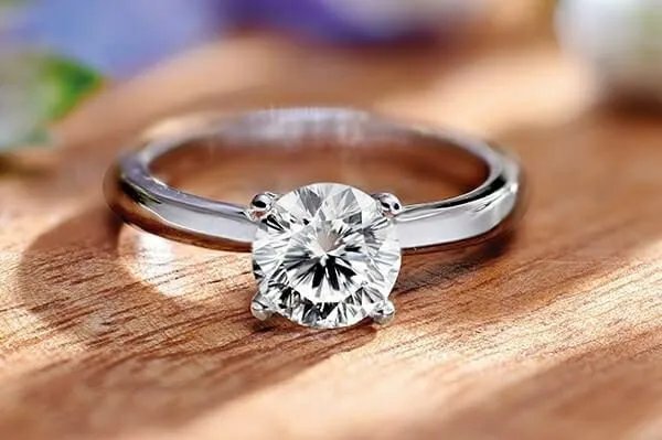 男子捡到戒指找人鉴定误判价值后随手扔掉,其行为如何定性?